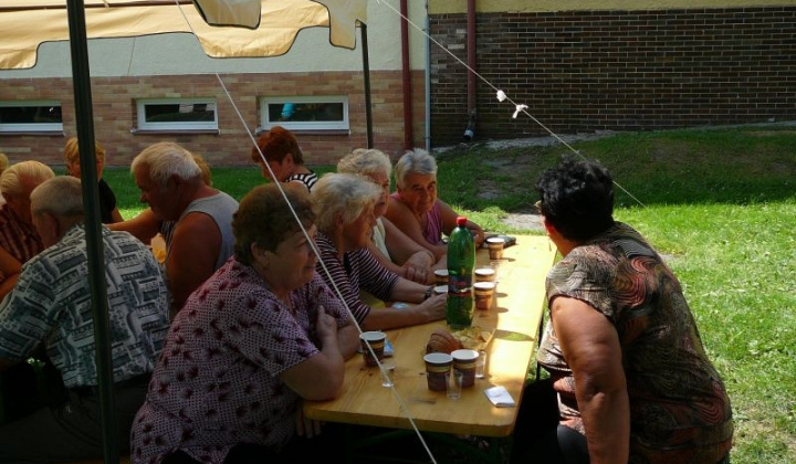 7. fotografia fotogalérie Dôchodcovia pri guláši 2011