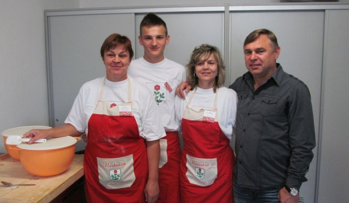 2. fotografia fotogalérie Babka varila a radila