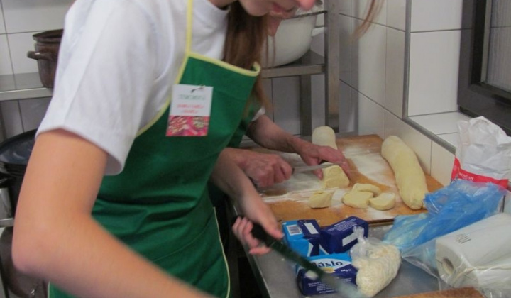 6. fotografia fotogalérie Babka varila a radila