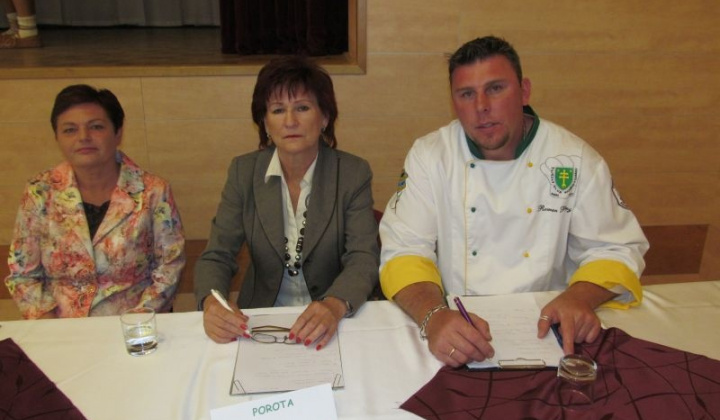 9. fotografia fotogalérie Babka varila a radila