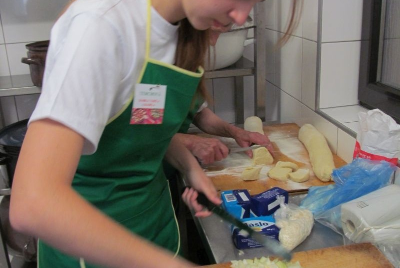 Babka varila a radila