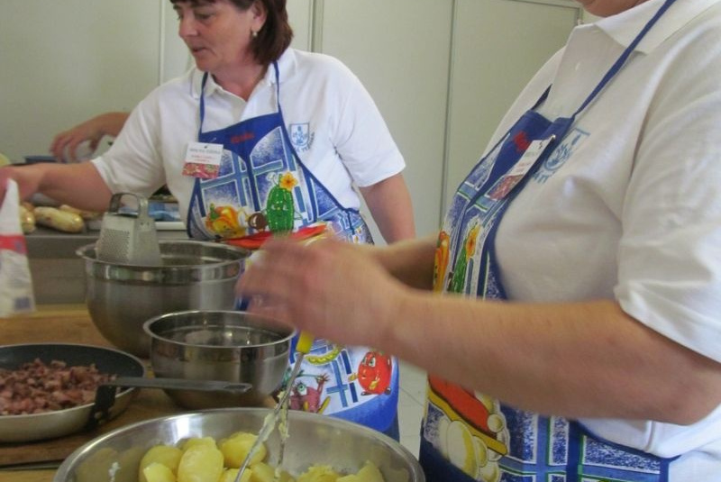 Babka varila a radila