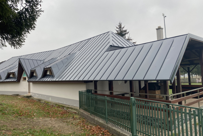 Aktuality / Rekonštrukcia strechy – Objekt šatní na futbalovom ihrisku - foto