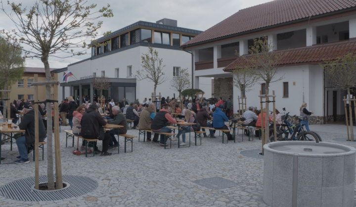 2. fotografia fotogalérie Aktuality / Nededza otvorila nové centrum obce a obyvatelia neskrývali nadšenie - foto