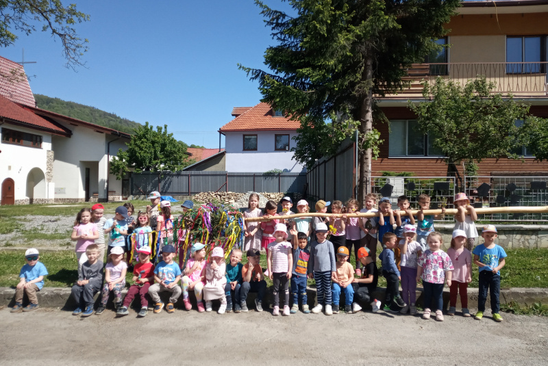 Aktuality / Deti z materskej školy vyzdobili obecný máj - foto