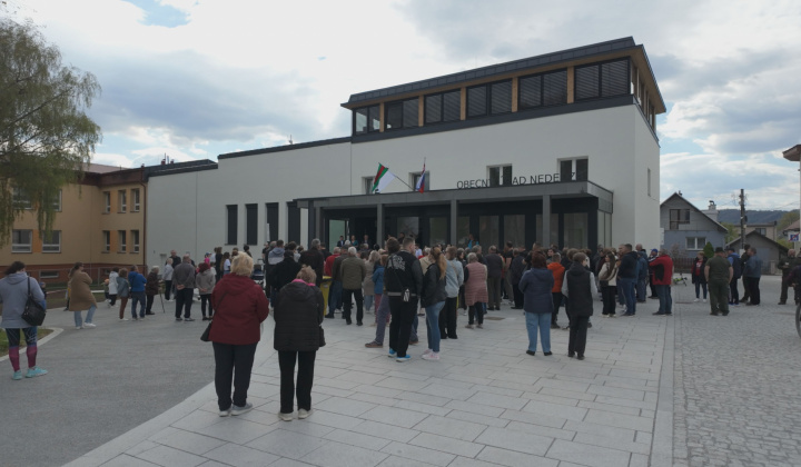 1. fotografia fotogalérie Aktuality / Nededza otvorila nové centrum obce a obyvatelia neskrývali nadšenie - foto