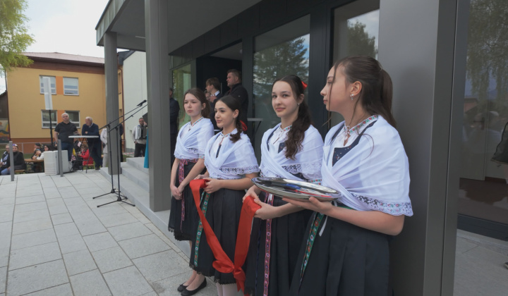 4. fotografia fotogalérie Aktuality / Nededza otvorila nové centrum obce a obyvatelia neskrývali nadšenie - foto